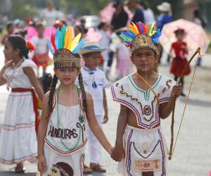 Escolares sampedranos llenan de color y fervor patrio las calles de la ciudad, como parte de las actividades previas al 15 de septiembre, con sus trajes típicos.