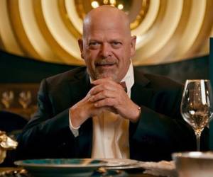 Rick Harrison, rostro del programa El precio de la historia de History Channel, formalizó su quinto matrimonio con Angie Polushkin durante una ceremonia celebrada el sábado en Las Vegas.