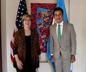 Así posaron la embajadora estadounidense y el designado presidencial tras su charla realizada el jueves 29 de septiembre.