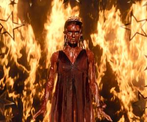 La icónica imagen de Carrie coronada como reina de baile con la sangre manchando su vestido rojo, que Brian de Palma llevó a la pantalla por primera vez, se vuelve a reinventar en la adaptación de Mike Flanagan.