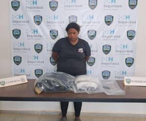 Agentes de la Policía Nacional capturaron a la ama de casa cuando llevaba a un niño en un maletín hasta Ahuás, en Gracias a Dios y lo pretendía trasladar a la ciudad de La Ceiba.