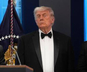 El Servicio Secreto de EE.UU. evacuó al presidente y la primera dama, <b>Donald </b>y Melania Trump, junto a otros miembros del Gabinete estadounidense del salón donde se celebraba la cena anual de la Asociación de Corresponsales de la Casa Blanca (WHCA) tras escucharse lo que parecían ser disparos. ¿Quién era el “probable” objetivo?