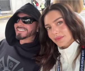 Melanie Pavola, influencer y modelo mexicana con presencia en redes sociales y en plataformas de contenido para adultos, encendió en los últimos días una controversia que involucra directamente al cantante colombiano J Balvin.