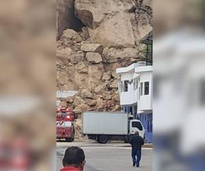 Las primeras imágenes del alud de tierra que destruyó bodegas en el anillo periférico
