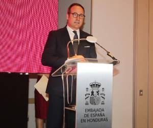 El embajador Guillermo Escribano Manzano y la canciller Mireya Agüero encabezaron el acto del 12 de octubre