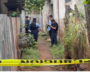 Agentes de la Policía Nacional llegaron al lugar donde fue encontrado el joven asesinado y acordonaron la escena del crimen para levantar evidencias relacionadas al caso.
