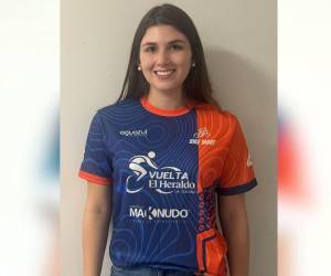 Michelle Villela luciendo la camiseta que se utilizará en la nueva edición de la Vuelta Ciclística.