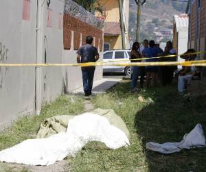 El cuerpo de don Dionisio López Cruz (72) yace en el suelo, mientras sus parientes aguardan en el inicio de un pasaje en la zona cuatro de la colonia Cerro Grande.