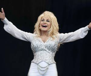 Dolly Parton murió hoy en Tennessee, según confirmó su familia a través de un video que su sobrino Bryan Seaver publicó en la cuenta de Instagram de la famosa, aunque sin revelar mayores detalles sobre su causa de muerte.