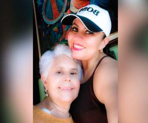 Dolores Valenzuela junto a su hija, la también periodista Lorena Cálix, quien actualmente se desempeña como portavoz del Ministerio Público.