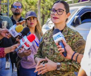 La ministra de Educación, Karla Trigueros, denunció que no la dejaron pasar con los paquetes escolares.