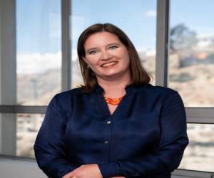 Johannsen es originaria de Alemania, quien ostenta una maestría y un doctorado en Economía Agrícola con especializaciones en medición de pobreza y microeconomía