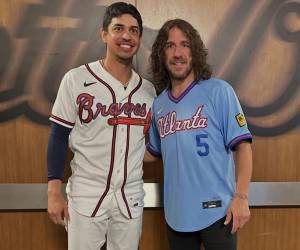 Mauricio Dubón junto a Carles Puyol.