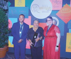 Mauricio Isaí Fernández, de la Asociación Semillas Triunfadoras; Zoila Lagos, de la Asociación de Apoyo Mutuo entre Mujeres (Apomuh), y Sandra Bastidas, de Casa Taller Sindamanoy.