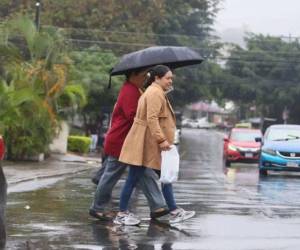 La alerta estará vigente durante 48 horas y las autoridades instan a la población a seguir las instrucciones oficiales y evacuar si existe peligro.