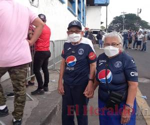 Con altas expectativas de que Motagua gane con un contundente 2-0, o ya de perdida con un 2-1, frente a Olimpia la pareja se apresuró a ingresar al coloso en apoyo a su amado equipo.