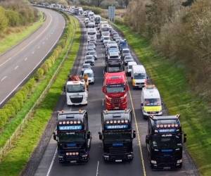 Agricultores, transportistas y otros trabajadores de Irlanda han salido a las calles para exigir medidas urgentes ante el incremento sostenido del costo del diésel y la gasolina.