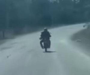 El motociclista se trasladaba a alta velocidad cuando impactó contra un carro, tras invadir su carril.