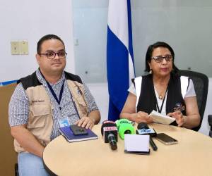 Los defensores de los derechos humanos Jorge Jiménez y Dina Meza, quienes denunciaron la situación en la que está un periodista que quedó amparado en el Mecanismo de Protección.