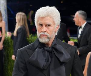 Como detalle en su atuendo, el artista hispano llevó un traje negro con blusa de gran lazada en el cuello.