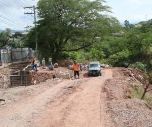 Los trabajos de construcción de un muro de contención y pavimentación avanzan con 40% de ejecución para recuperar una vía afectada por un socavón.