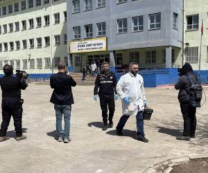 Policías y periodistas ante el colegio de Sanliurfa donde hubo 16 heridos y un muerto.