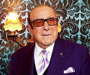Clive Davis murió este lunes 22 de junio de 2026 en su apartamento de Manhattan, a los 94 años. Su representante de toda la vida, Aliza Rabinoff, confirmó que Davis partió en paz a causa de una enfermedad relacionada con la edad. Rodeado de su familia y sus seres queridos.
