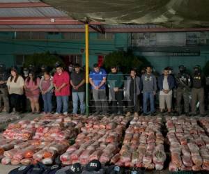 Fuerte golpe contra el crimen organizado. Al menos 10 detenidos, droga, armas y hasta uniformes de la DEA fueron decomisados este miércoles en un operativo coordinado por el Ministerio Público y la Policía Militar del Orden Público (PMOP) en San Pedro Sula.