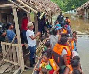 Las Fuerzas Armadas de Honduras evacuaron a 146 personas de las comunidades de Baikan y Raksdiimwan, en Gracias a Dios, tras las inundaciones provocadas por el desbordamiento del río Kruta. Aquí las imágenes.