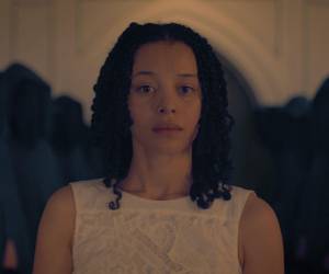 La sinopsis oficial de la serie la describe como una dramática historia de transición a la adultez ambientada en el país imaginario de Gilead.