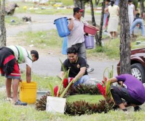 Desde las 12:00 del mediodía los hondureños podrán visitar las tumbas de sus seres queridos.