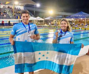 Diego Deliu y Michell Ramírez con sus medallas de plata y la bandera de Honduras.