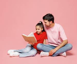 Una especialista propone distintas actividades que los padres pueden compartir con sus hijos para estimularlos intelectualmente y complementar su aprendizaje escolar, fomentar que su cerebro se mantenga activo, ejercitar sus habilidades de concentración, curiosidad y pensamiento crítico, durante todo el año fuera del aula sin los tradicionales deberes.