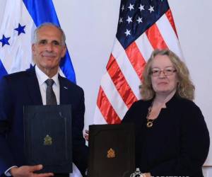 El presidente Nasry Asfura y la encargada de Negocios de la Embajada de los Estados Unidos, Anne Hoey, firmaron el convenio de cooperación en materia sanitaria.