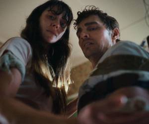 Dave Franco y Alison Brie protagonizan Together, una inquietante historia donde el amor romántico se transforma en una unión física y psicológica tan intensa como perturbadora.