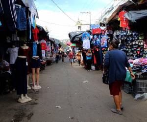 Tras la incertidumbre electoral, dueños de negocios en los mercados capitalinos se preparan para una Navidad con más movimiento, abasteciendo mercadería y adornos.