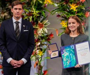 De manos del presidente del Comité Nobel, Jorgen Watne Frydnes, Ana Corina Sosa, recibió el premio en nombre de su madre, María Corina Machado.