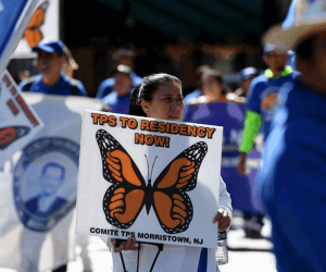 El estancamiento en torno a la extensión del Estatus de Protección Temporal (TPS por sus siglas en inglés) mantiene en vilo a más de 76 mil hondureños que radican en Estados Unidos y corren el riesgo de ser deportados. ¿Por qué las negociaciones están estancadas y cómo impactaría a los catrachos?