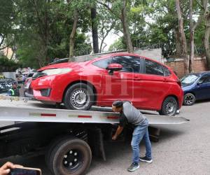 Grupos de la Alcaldía Municipal del Distrito Central (AMDC) realizan desde temprano este miércoles operativos en los alrededores de la morgue del Ministerio Público para retirar con grúa los vehículos que permanecen mal estacionados.