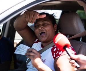 Una aficionada catracha muestra con orgullo las entradas para ver a la H en su partido decisivo ante Panamá.