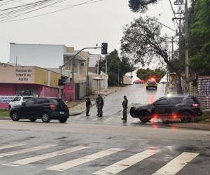 Las autoridades mantienen cerrado el paso en la calle de la escuela.