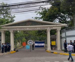 Protestas por personal despedido se extienden a más centros educativos de la capital