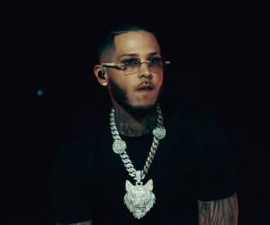 Tegucigalpa tiene esta noche una cita con el trap latino. El cantante puertorriqueño ROA, ganador del Premio Lo Nuestro 2026 al Artista revelación del año, se presentará este sábado 2 de mayo en el Nacional de Ingenieros Coliseum de Tegucigalpa. Es la primera vez que el artista pisa suelo hondureño, y el marco elegido para hacerlo habla por sí solo: la gira más ambiciosa de su carrera hasta el momento.