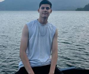 Familiares, amigos y colegas de la UNICAH lamentan la tragedia de dos estudiantes hondureños en El Salvador, luego de que murieran ahogados durante una gira académica, mientras que un tercero continúa desaparecido. Esto se sabe sobre Alexis Romero:
