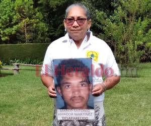 Doña Mary Martínez muestra la fotografía de su hijo, desaparecido desde 2013. (2) En el primer congreso de familiares de migrantes desaparecidos se expone la foto de Marco entre los buscados.