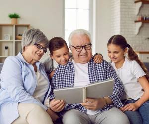 Durante el contacto cercano entre abuelos y nietos, el cuerpo libera más oxitocina y dopamina, mientras baja el cortisol, la hormona asociada al estrés.