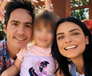 Aislinn Derbez enfrentólas preguntas sobre su vínculo con Mauricio Ochmann durante la alfombra roja de Hasta el fin del mundo, cinta que ambos protagonizan y que llega a salas mexicanas este 23 de julio. Ahí, entre flashes y micrófonos, la actriz abordó tanto la posibilidad de retomar la relación de pareja como la de agrandar la familia junto al padre de su hija.