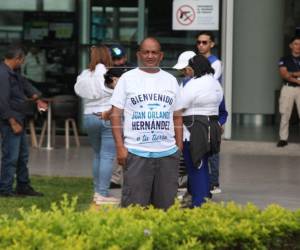 Un hombre espera la llegada del expresidente hondureño en las afueras del Aeropuerto Internacional de Palmerola, en Comayagua, zona central de Honduras.
