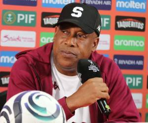 Hernán Medford no le teme al ambiente en el estadio Nacional de Tegucigalpa.