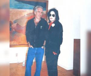 Fotografía sin fecha específica de toma, publicada por el Departamento de Justicia de Estados Unidos (DOJ) dentro de los archivos del caso del pederasta Jeffrey Epstein donde aparece posando junto al cantante Michael Jackson.